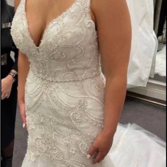 BRAND NEW WEDDING DREESS - Picture 6 of 9